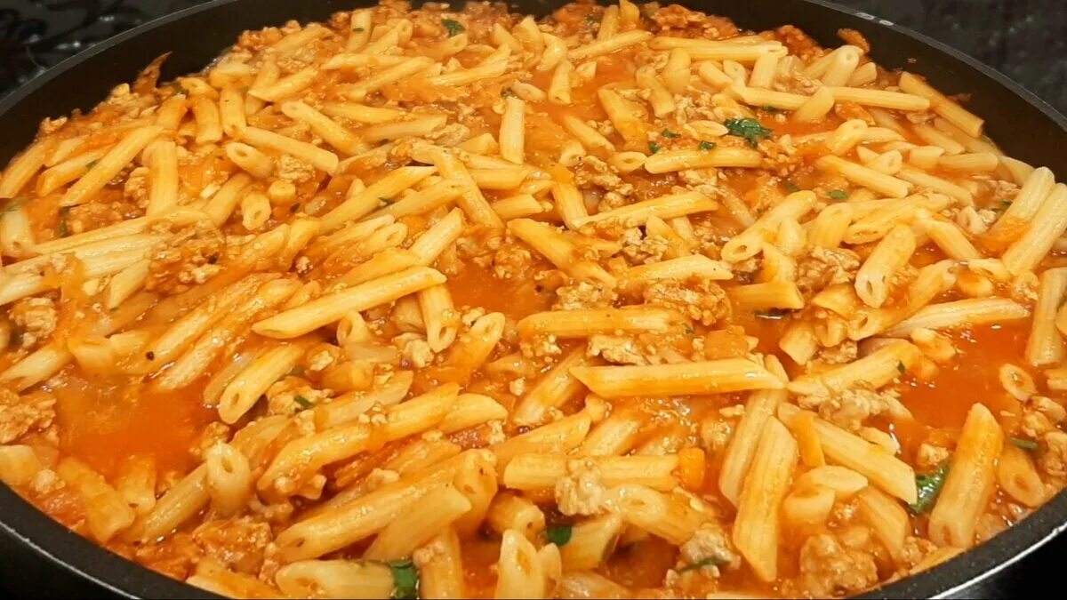 Курица тушеная с макаронами на сковороде. Макароны по флотски вегетарианские. Необычные макароны. Спагетти с тушенкой на сковороде. Спагетти с курицей в сливочном соусе.