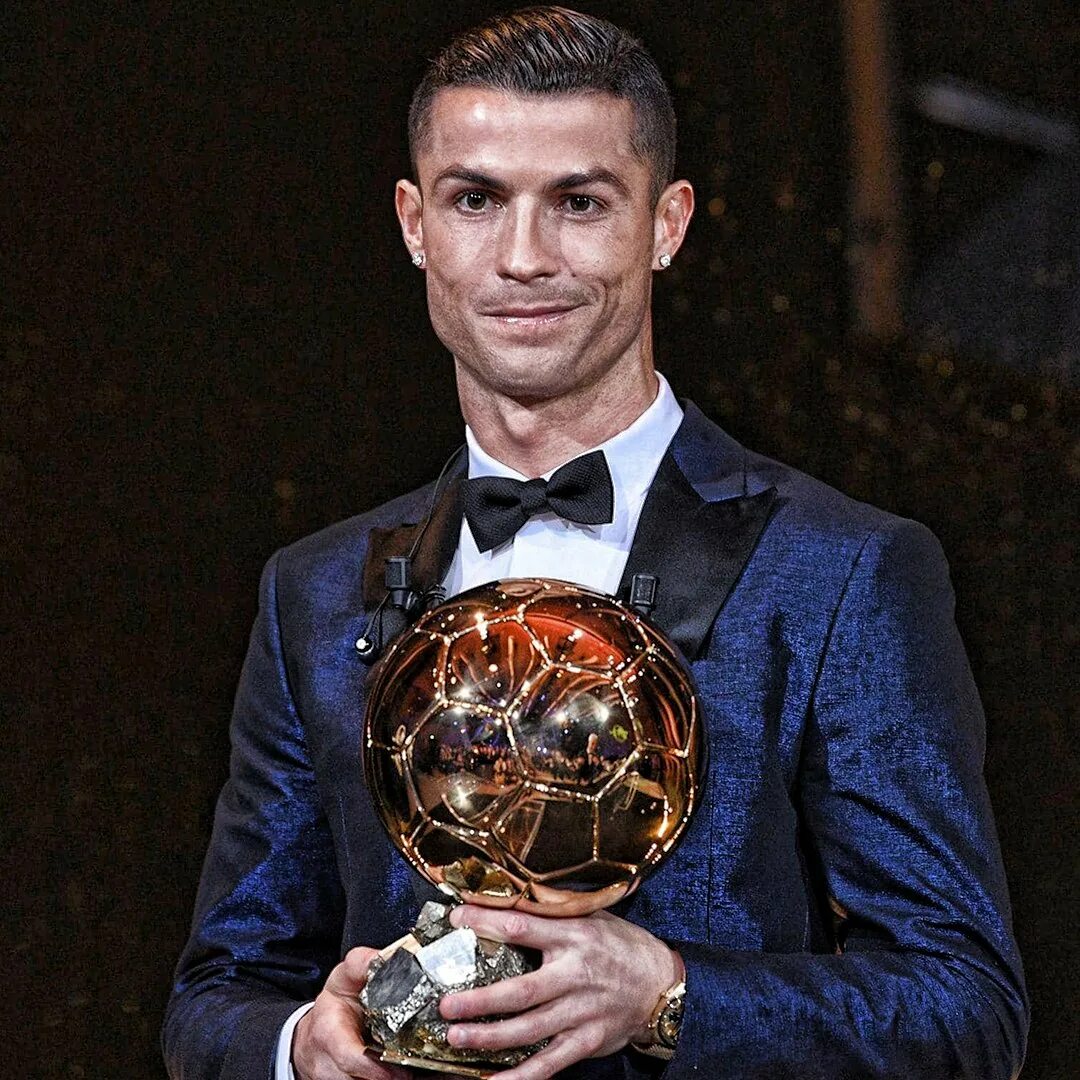 Кристиано Роналдо 2017 золотой мяч. Cristiano Ronaldo 5 золотой мяч. Золотые мячи Месси и Роналду. Роналду золотой мяч 2008.
