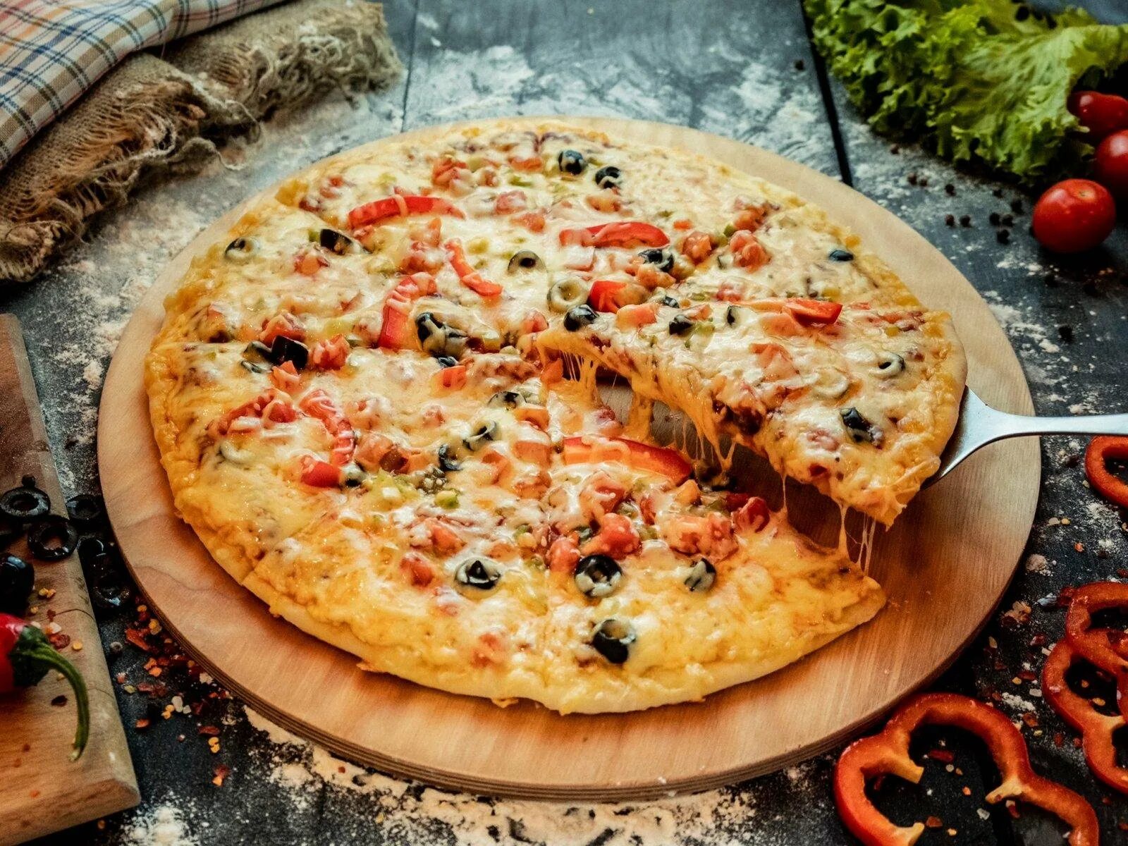 Еда пицца. Пицца в кафе. ароматная пицца. доставка пиццы. вкусная пицца ставрополь.