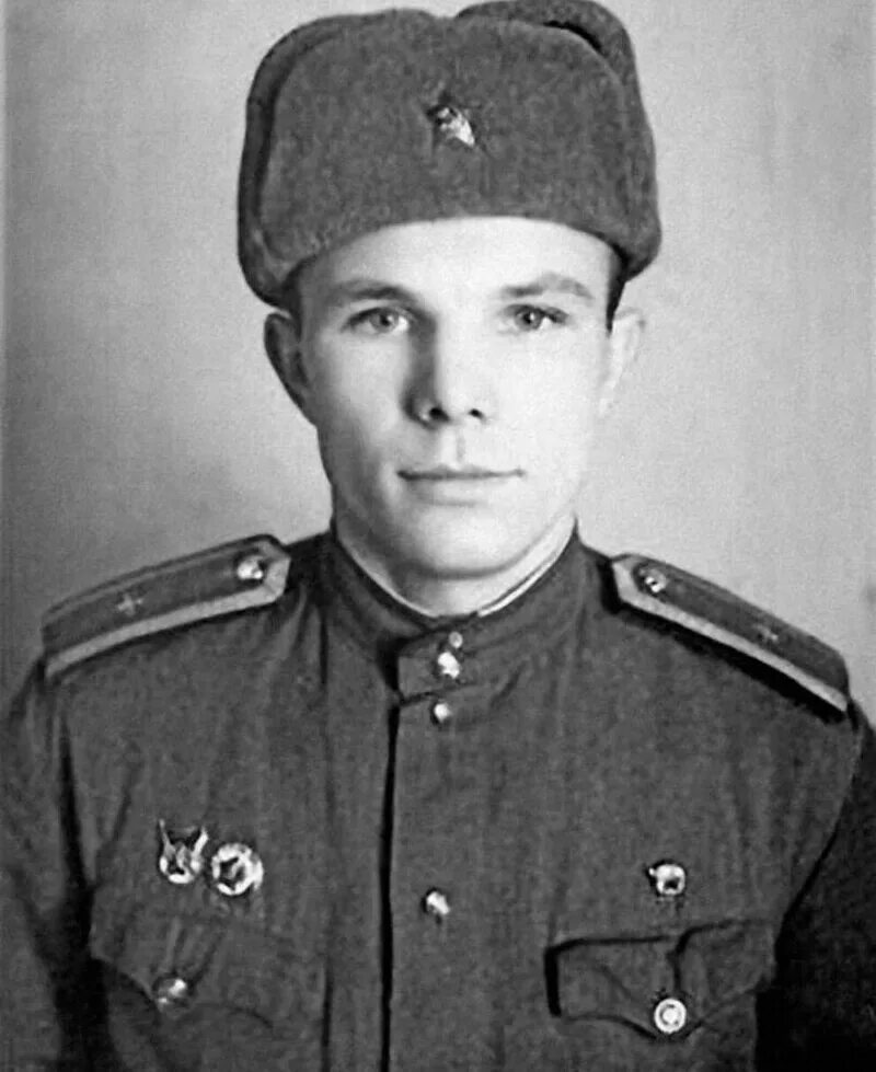 Гагарин военный летчик