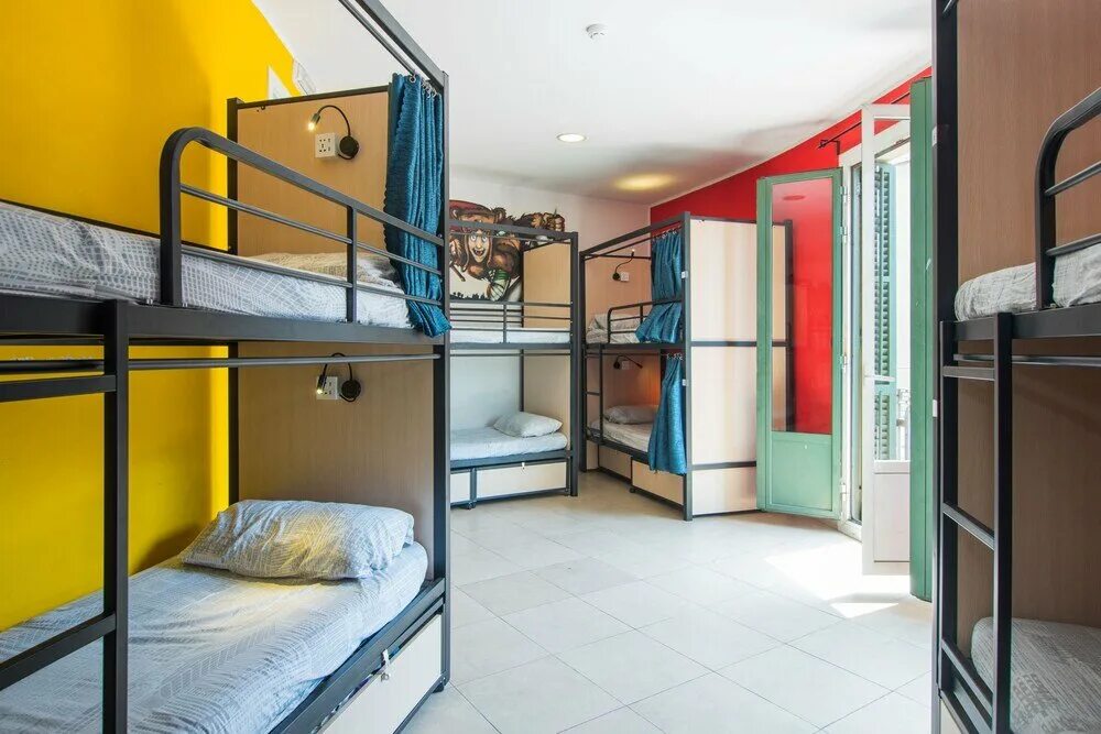 Хостел фабрика. Требования к хостелам. Хостелы москва для студентов. Хостелы планировка. Хостел в зеленых тонакрасных тонах.