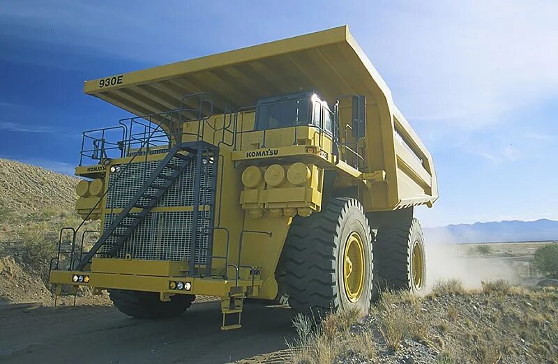 Komatsu 785. Komatsu 90 тонн самосвал. Карьерные самосвалы komatsu. Комацу самосвал 200 тонн. Карьерный коматсу.