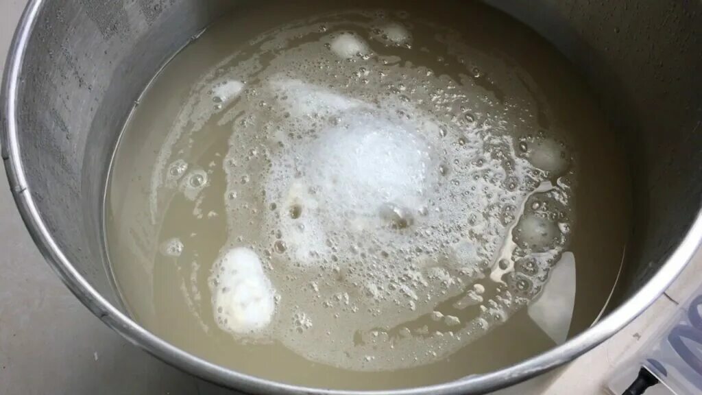Мука соль сахар. Песок вода дрожжи. Соли для дрожжей. Самогон из сахара. Молоко с дрожжами.