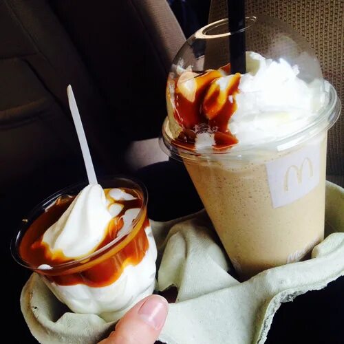 Есть мороженое ночью. Кофе и мороженое. Кофе с мороженым. Машина мороженое. Кофе с мороженым макдональдс.