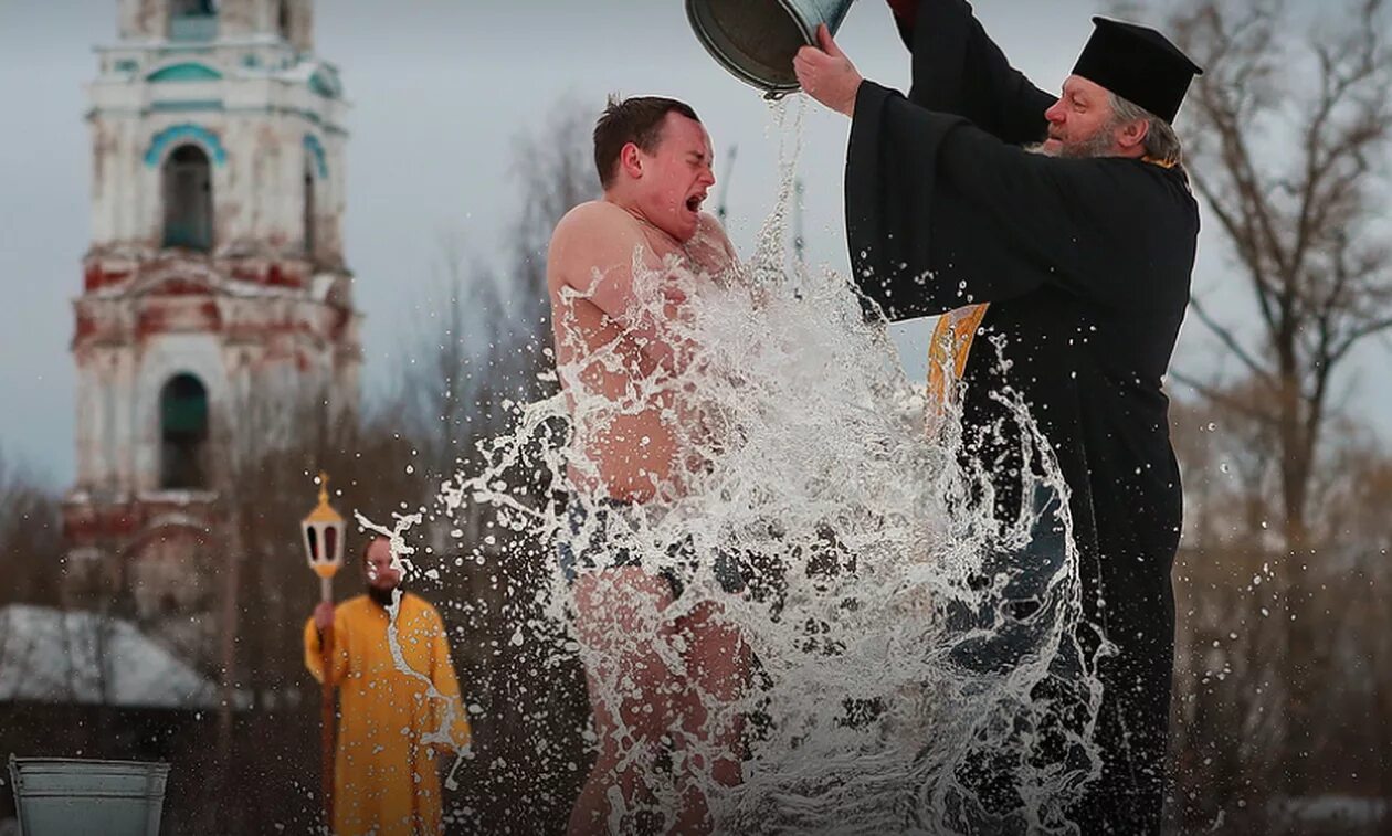 Брызгают святой водой. Крещение Господне. С праздником крещения. Празднование крещения. Празднование крещения Господня.