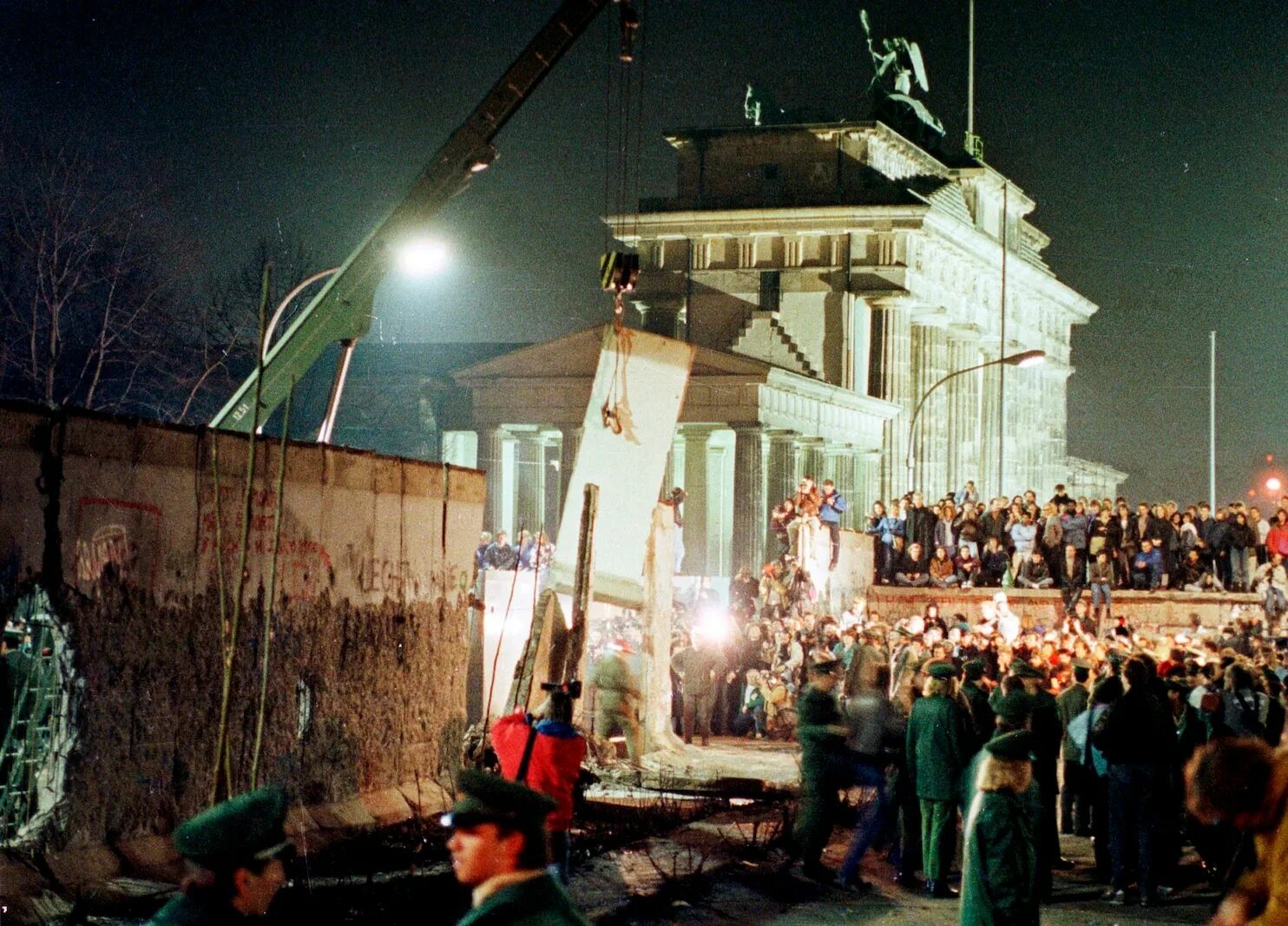 Крушение берлинской стены. Падение берлинской стены 1989. 9 ноября 1989 берлинская стена. разрушение берлинской стены и объединение германии. снос берлинской стены 1989.