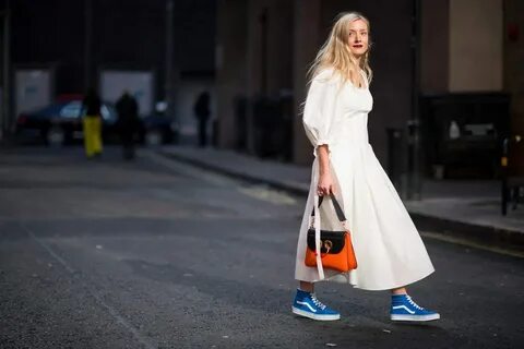 Можно кроссовки одевать с платьями
