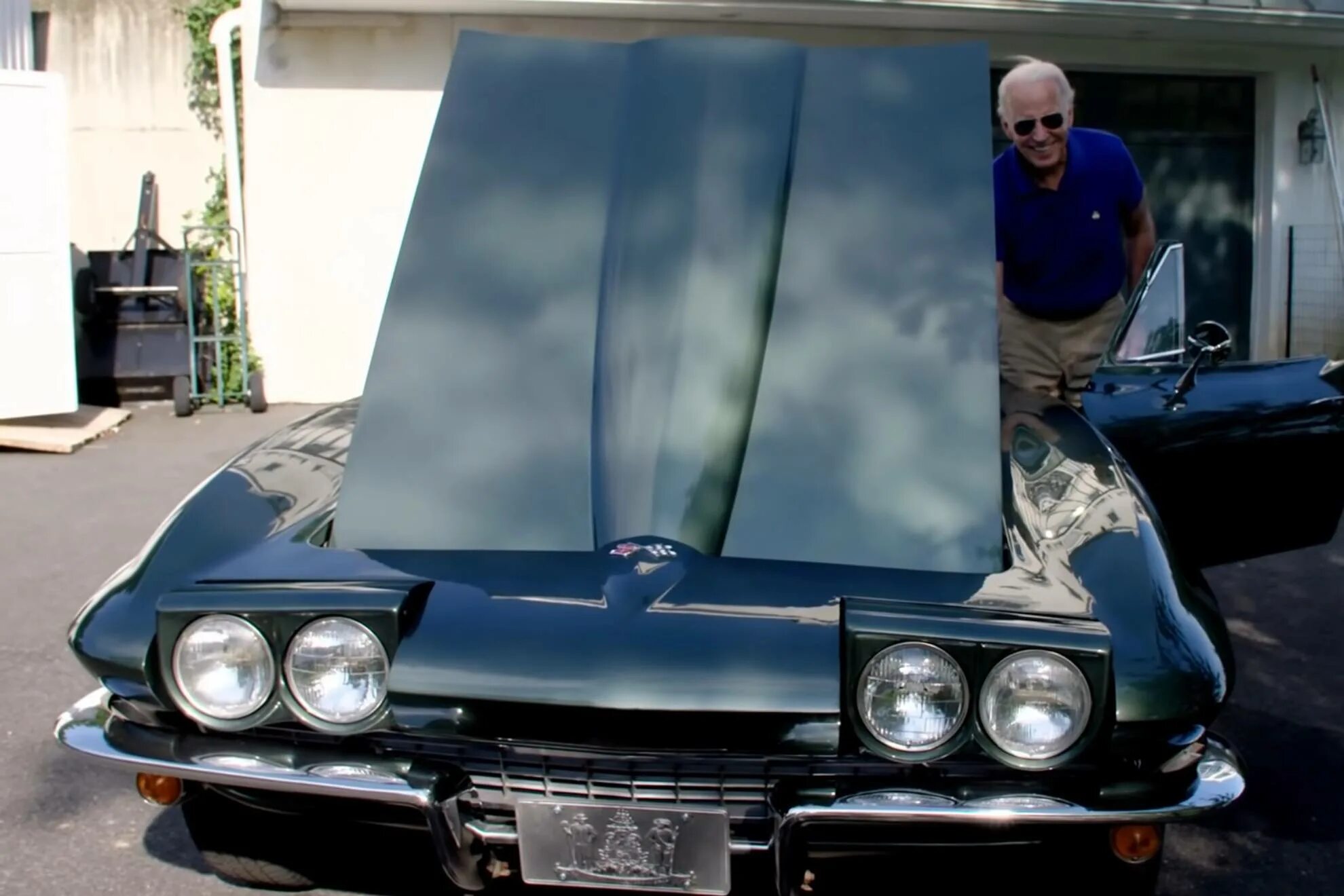 Ездил со мной. Гараж Джо Байдена. Байден Корвет. Joe Biden's Corvette. Байден рулит на машине.