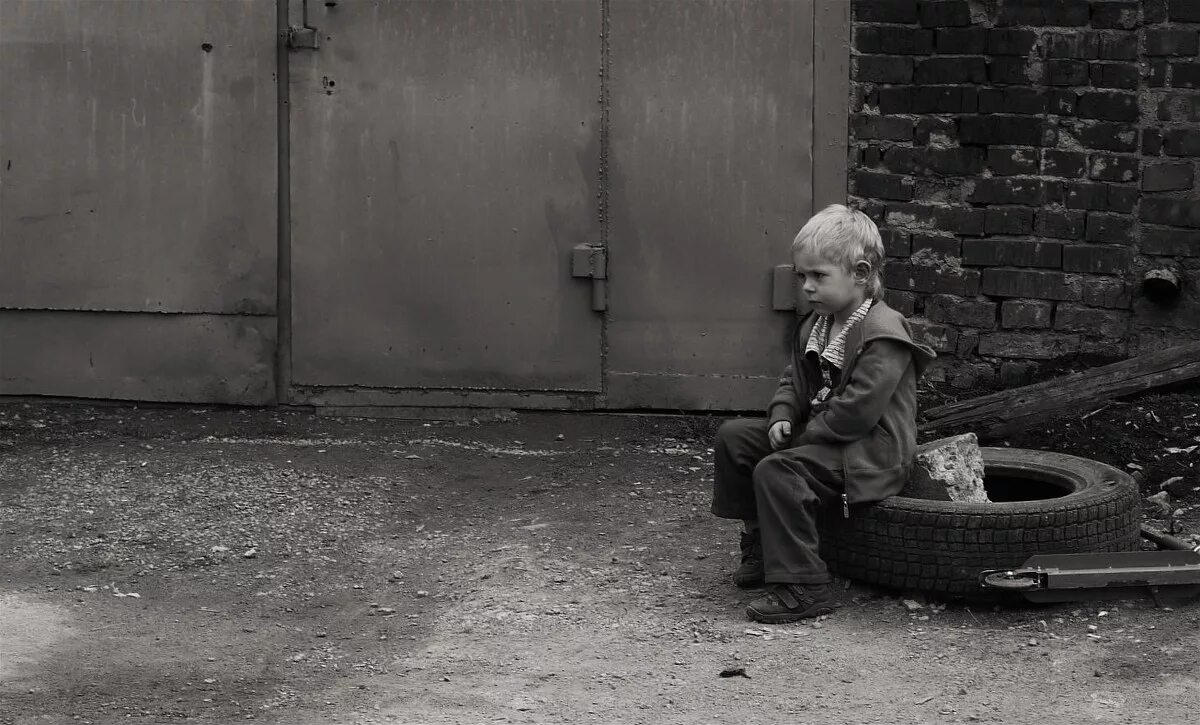 грустный ребенок. грустный ребенок. сидит обиженный. одиночество в детстве. сидит обиженный.