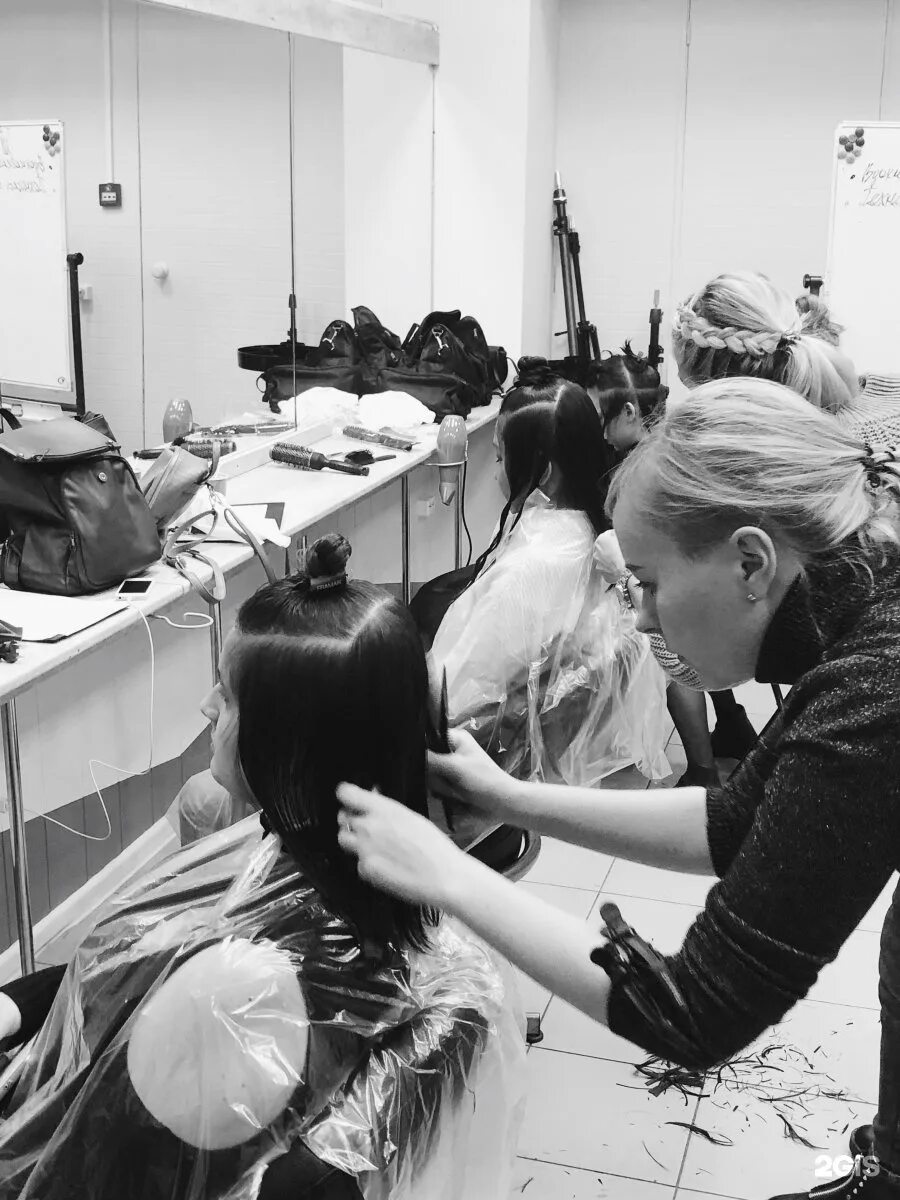 Мастер класс парикмахер. Сельский парикмахер. Парикмахерское искусство эстетика. Парикмахер эстетика. Отучиться на мужского парикмахера.