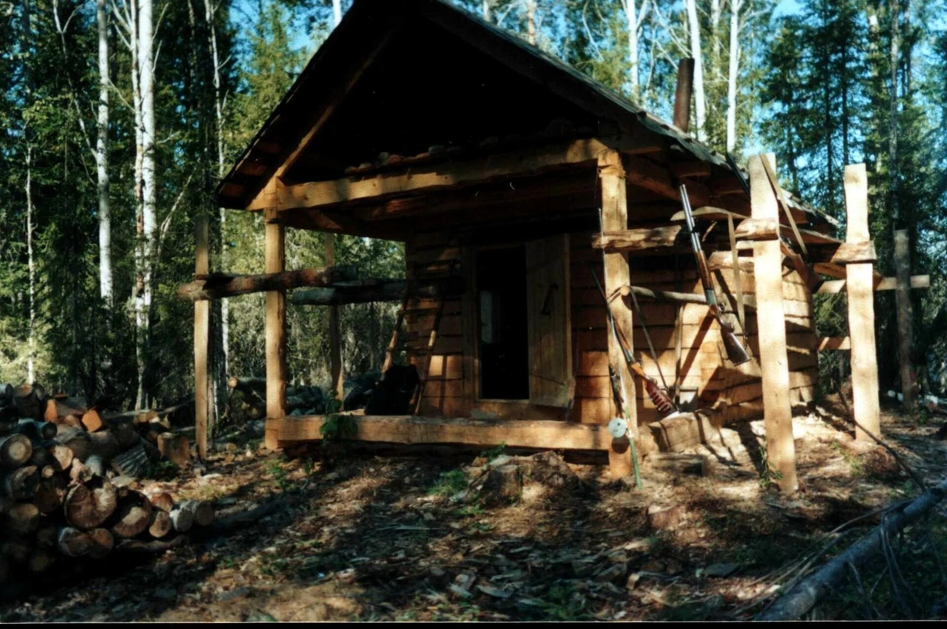 охотничья база “зимовье охотников”. избушка зимовье землянка охотника. зимовье в лесу. строим избу в тайге. строим избу в тайге.