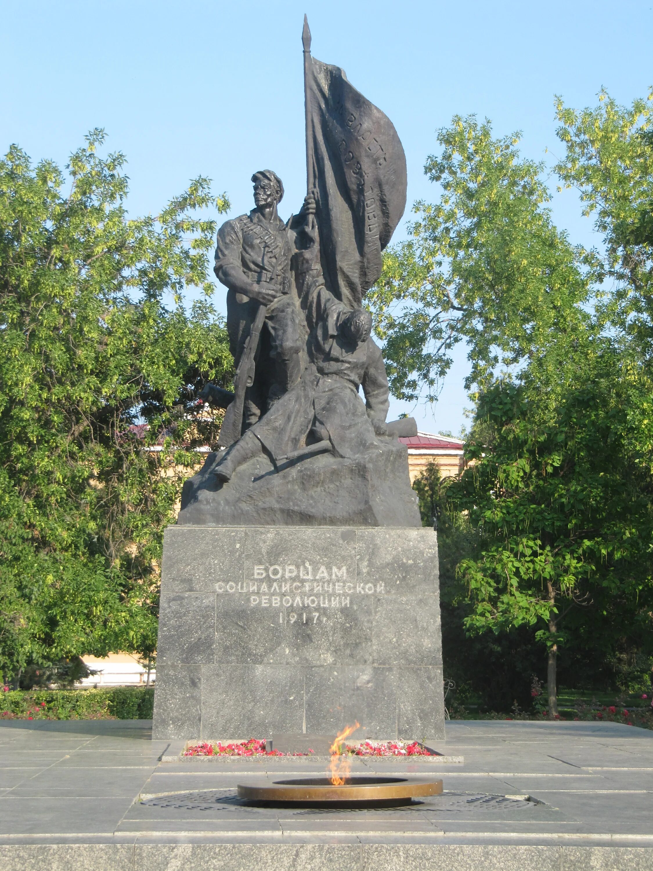 Сквер революции памятник. Памятник борцам революции 1917 года Саратов. Сквер борцов революции Саратов. Вечный огонь Саратов Театральная площадь. Памятник борцам революции 1905 года Саратов.