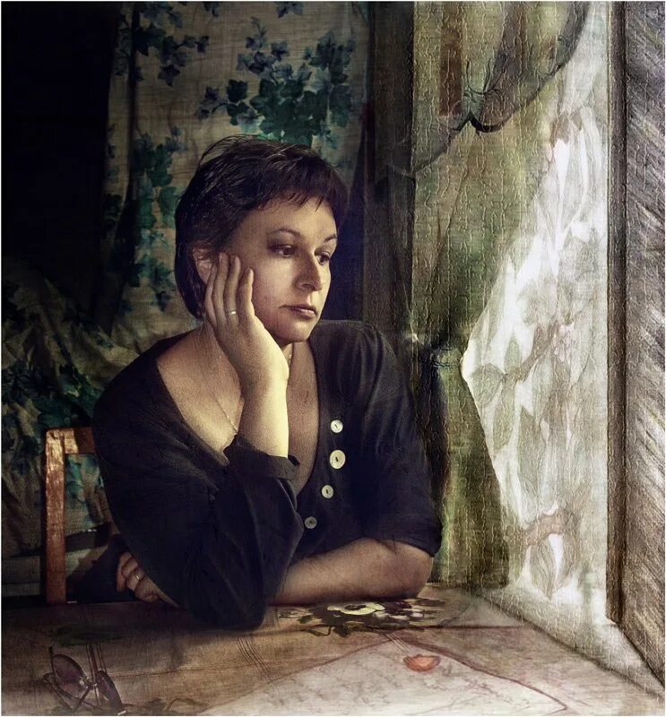 Одинокая женщина. Задумчивая девушка. Женщина ждет у окна. Портрет задумчивой женщины. Жена загадочная