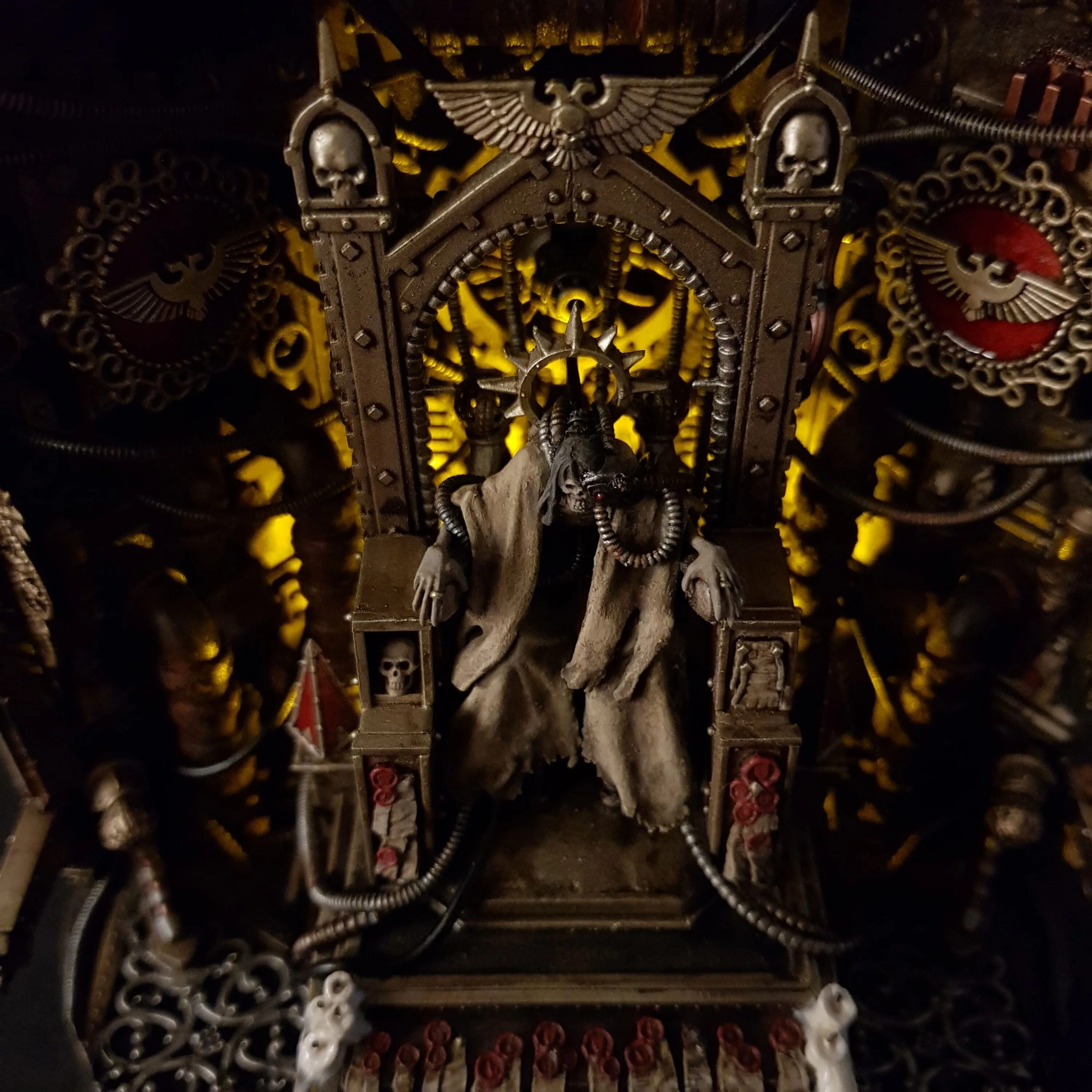 Вархаммер 40000 трон. Трон императора вархаммер 40000. Троны вархаммер. Император вархаммер 40000 золотой трон. Золотой трон вархаммер 40000.