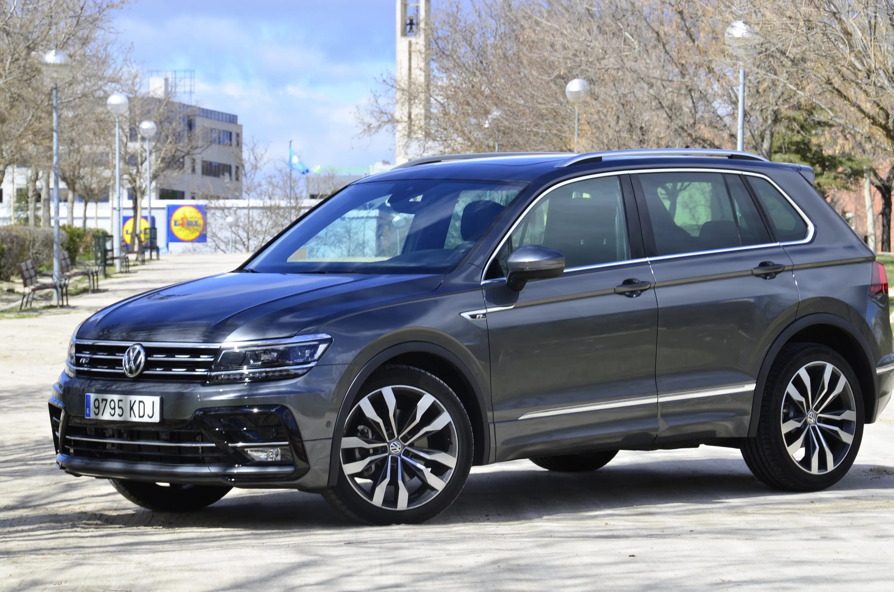 Volkswagen tiguan 2.0 tdi. Tiguan и Touareg. Тигуан 2 Олроад. Тигуан 2 и таурег2. Отличия Туарега р лайн.