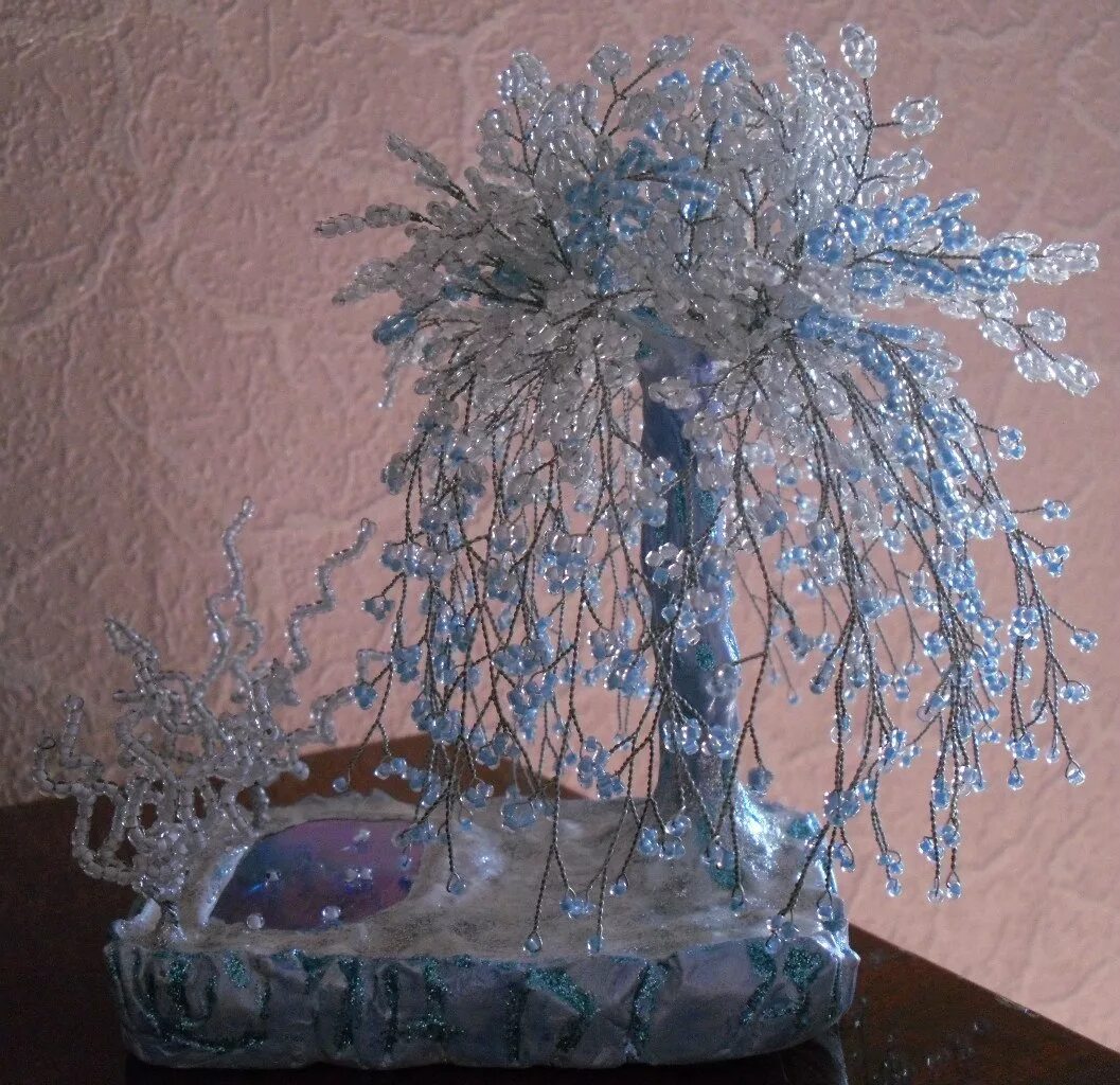 зимние поделки. зимняя композиция из бисера. зимние поделки из бисера. зимняя композиция из стекляруса. зимнее дерево из стекляруса.