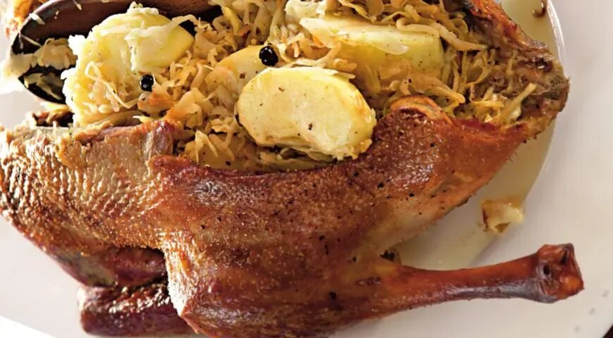 Утка с квашеной капустой и яблоками рецепт