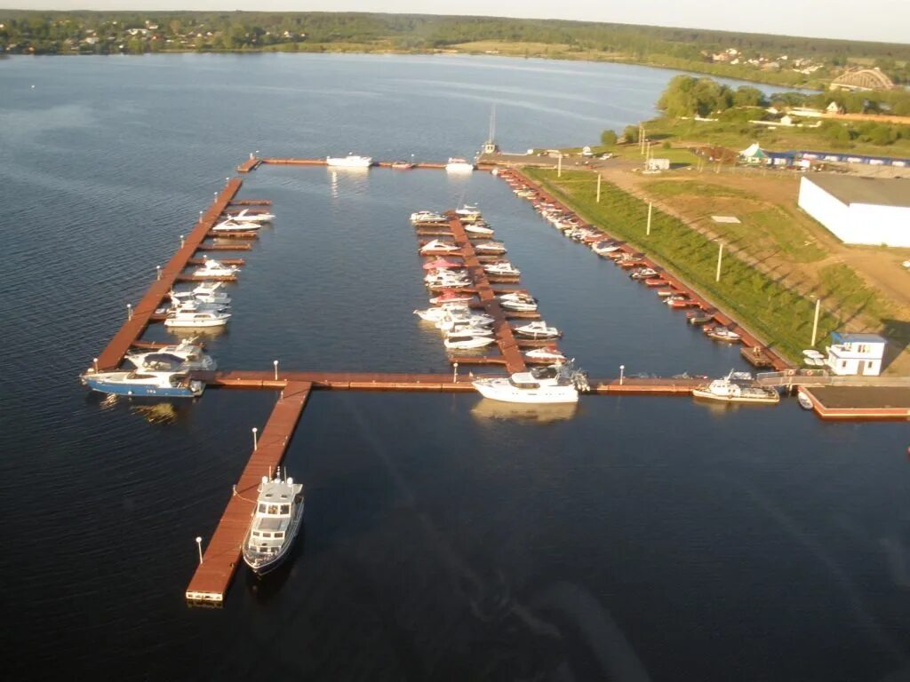Бесчисленный. Порт архангельск северная двина. Переславль залесский калязин. Озеро леушинский туман. Деревянный причал для лодок.