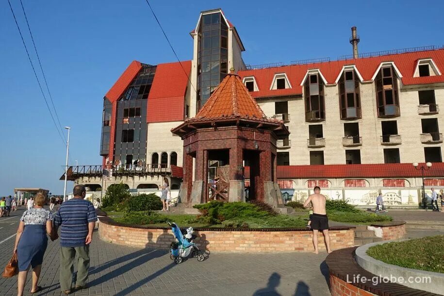 Режим в зеленоградске. Променад достопримечательность в Зеленоградске Зеленоградск. Зеленоградск пляж променад. Рядом с вокзалом Зеленоградска памятник. Зеленоградск променад фото.