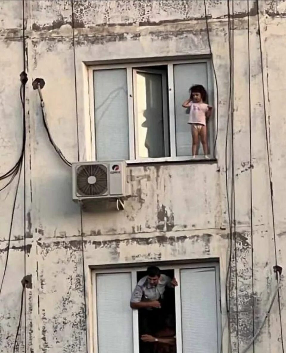 Поутру увидел на улице. Девочка на подоконнике. Окно 9 этажа. Маленькая девочка спрыгивает с окна. Девушка залазит в окно.