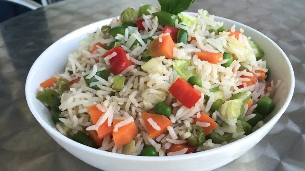 Rice vegetable. Veg Fried Rice indian. Рис басмати с овощами. Жареный рис с овощами на сковороде. Рис Veg bitayni.