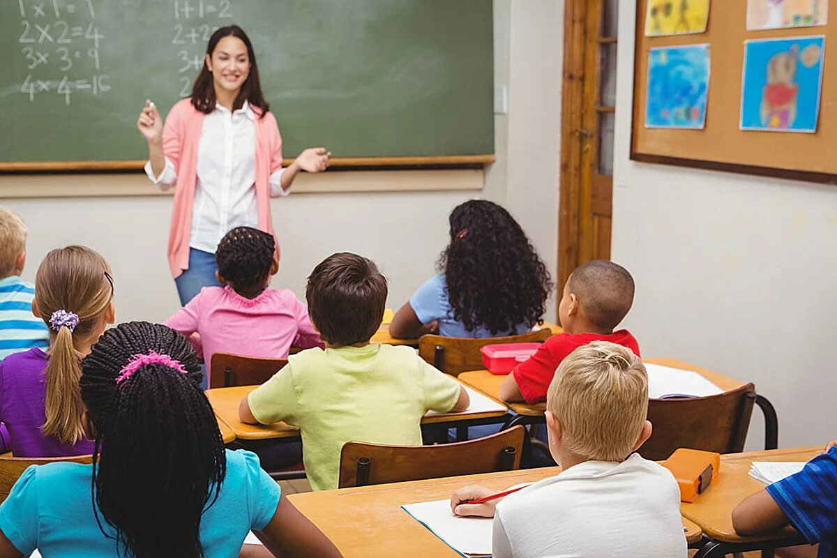 She french at school. Учитель в школе. Учитель рассказывает ученикам. Учитель и ученики в классе. Учитель и учникив классе.