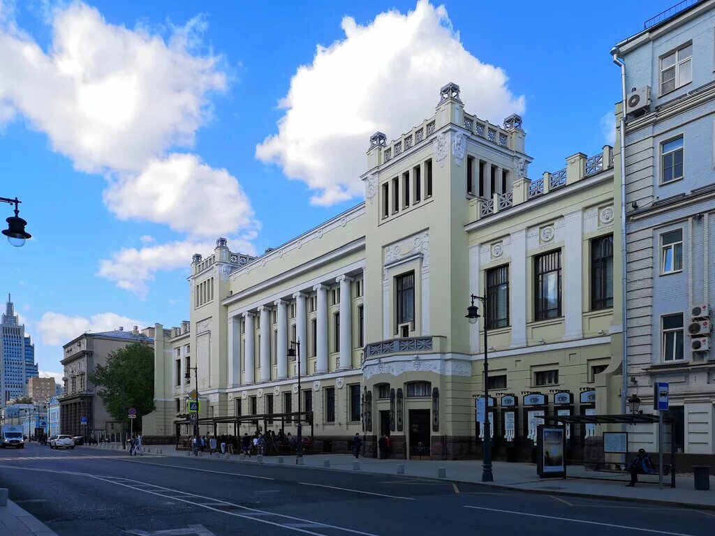 Театр ленком москва адрес. Малая Дмитровка 6 Ленком. Московский государственный театр Ленком марка Захарова театр. Здание Московского купеческого собрания улица малая Дмитровка, 6. Московский государственный театр Ленком марка Захарова зал.