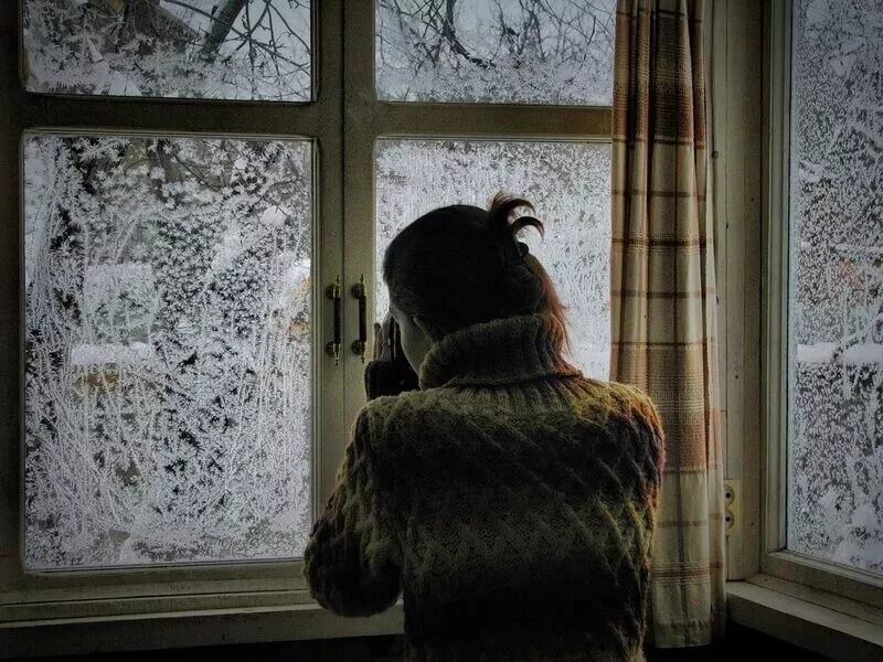 Холодные дома песня. Окно зима. Окно зимой. Метель в окне. Девушка у замерзшего окна.