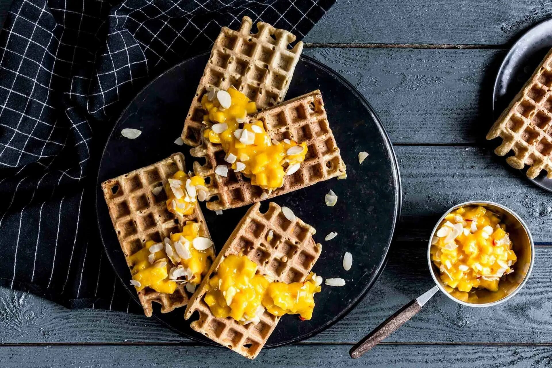 Венские вафли манго маракуйя. Бельгийские вафли Bubble Waffle. Бельгийская вафля с манго. Вафли Medela Waffle. Рецепт вафель на рисовой муке