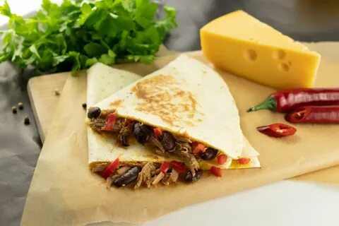 Тортилья с фаршем и сыром на сковороде
