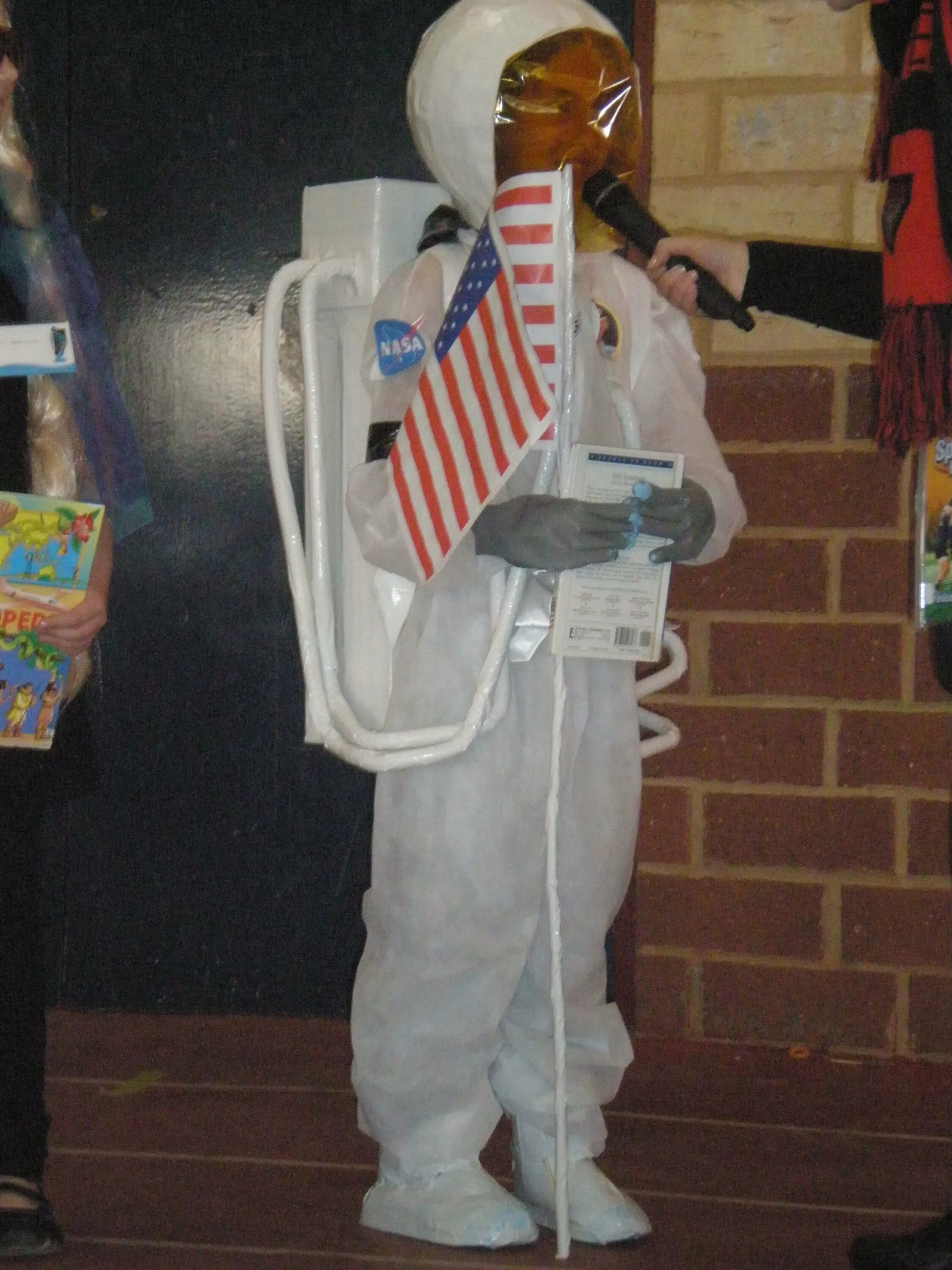 Самодельный костюм Космонавта. Костюм космонавтки Хэллоуин. Костюм Космонавта шуточный. Костюм ручки.