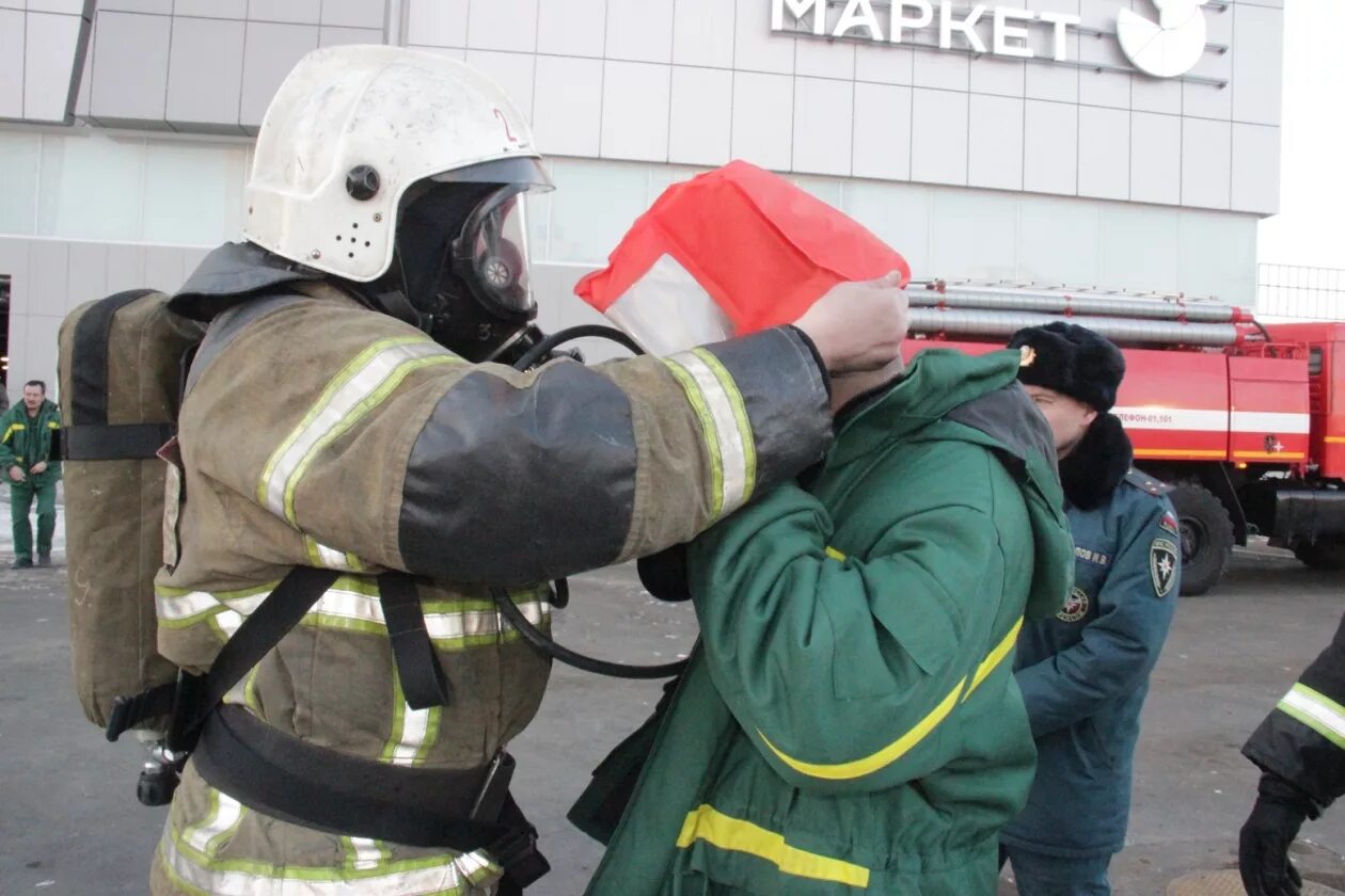 пожарная тревога в аэропорту домодедово. пожарная тревога в театре геншин. учебная пожарная тревога в школе. учебная пожарная тревога. учебная пожарная тревога.