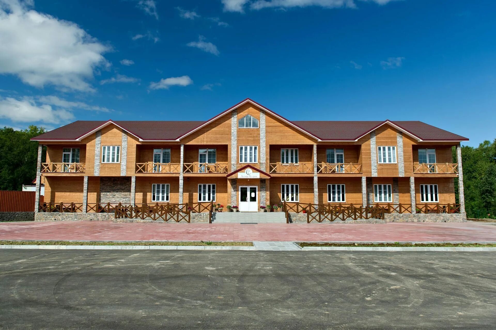 Санаторий лесная поляна ульяновская область. Адыгея хутор гуамка. Ресторан полянка солослово. Поселок поляны отдых. Загородный комплекс "кирочное подворье".