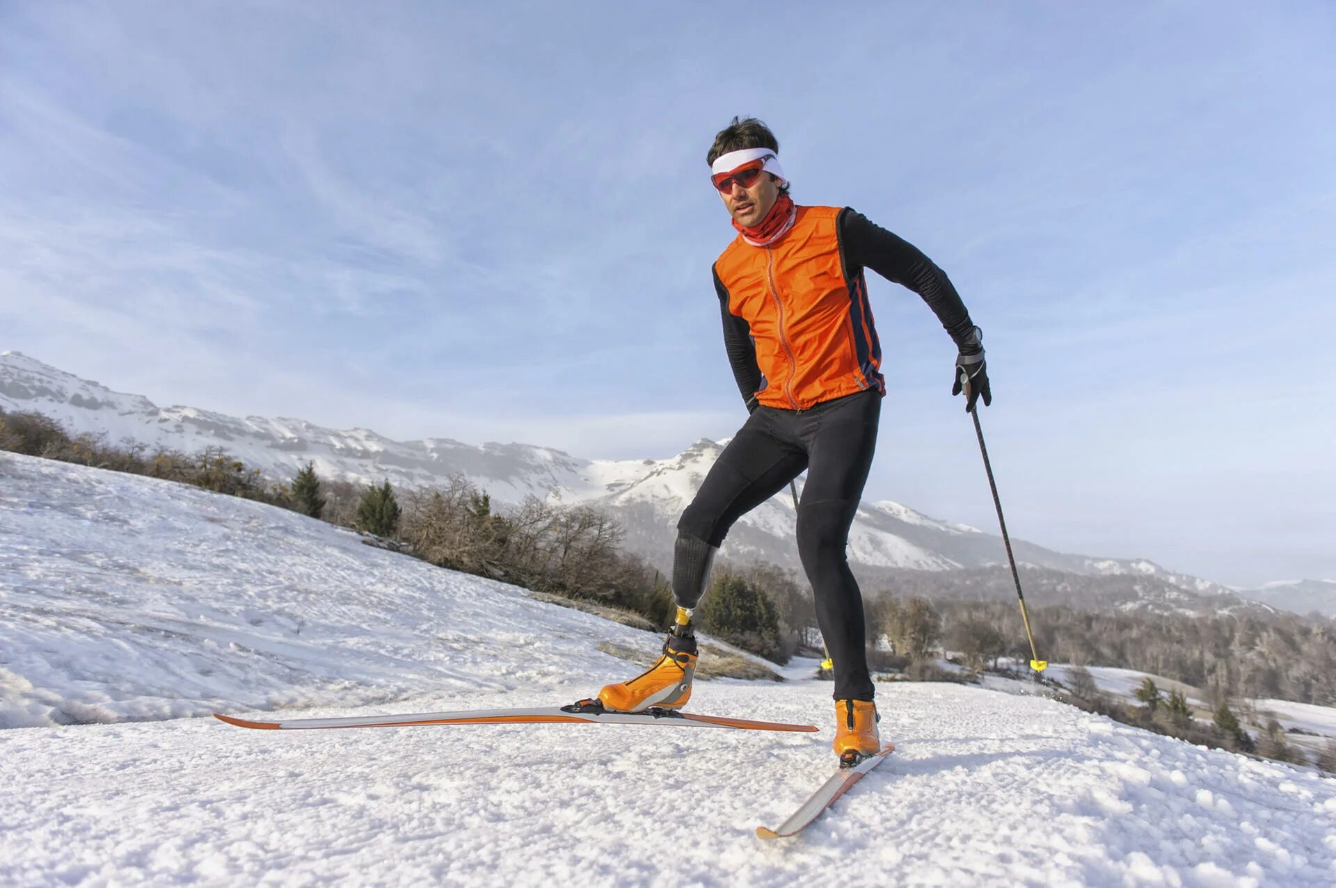 Skiing track. Лыжи Сумит Фишер. Лыжник. Ходьба на лыжах. Выносливость лыжи.