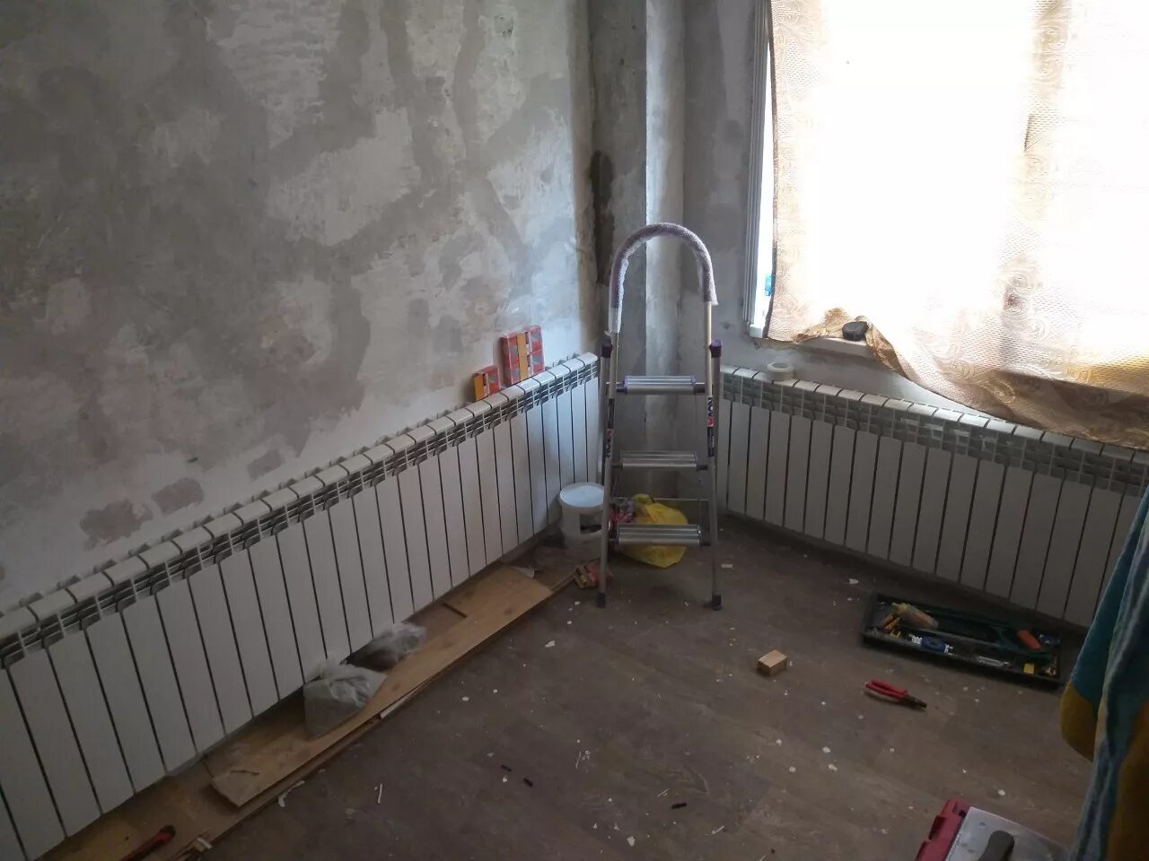 Радиатор в угловой комнате. Батареи в угловой комнате. радиаторы в угловой комнате. радиаторы отопления в угловых комнатах. отопление угловой комнаты.