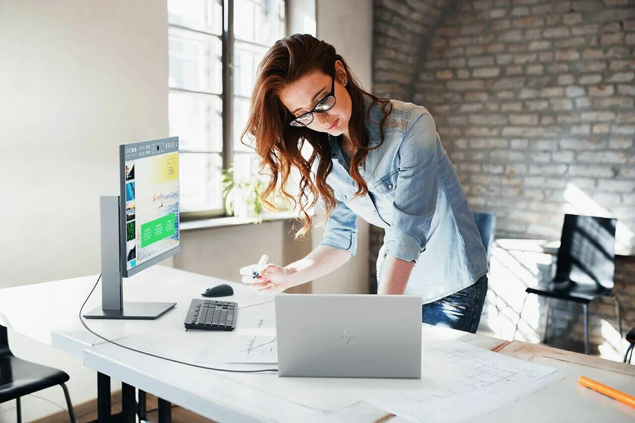 Веб-дизайнер профессия. Разработка сайта девушка. Компьютер и человек. Графический дизайнер. Разработчик сайтов.