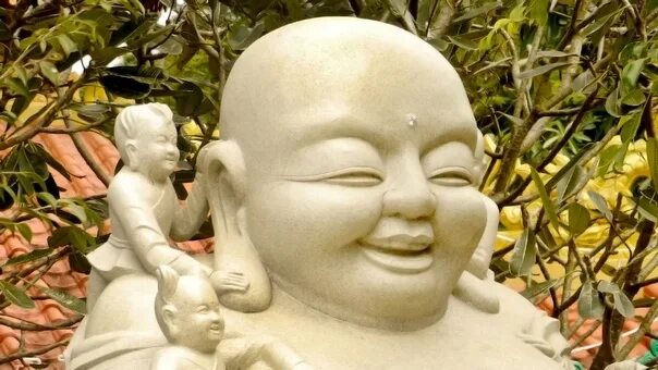 Буда гришна. Улыбка Будды. Улыбающийся Будда. Буддизм улыбка. Довольный Будда.