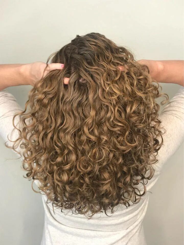 Boucler. Мытье кудрявых волос. Сухие вьющиеся волосы. Расчесанные кудри. Горячая укладка волос щипцами.