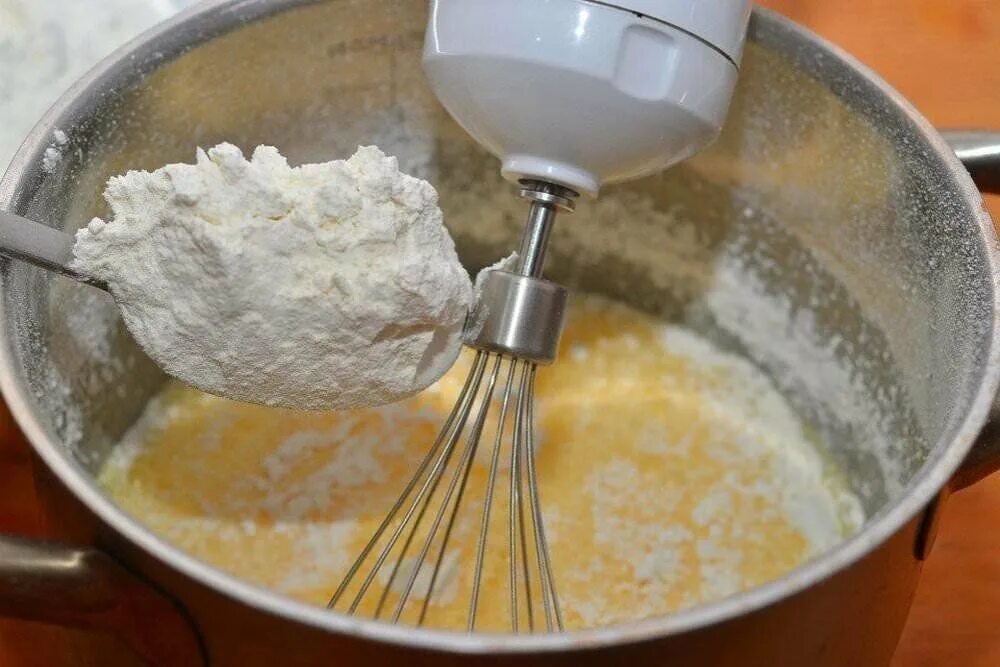 Масло 1 яйцо дрожжи мука. Взбивание бисквита. Добавить муку в тесто. Яйца взбитые мука молоко. Мука в бисквитное тесто.