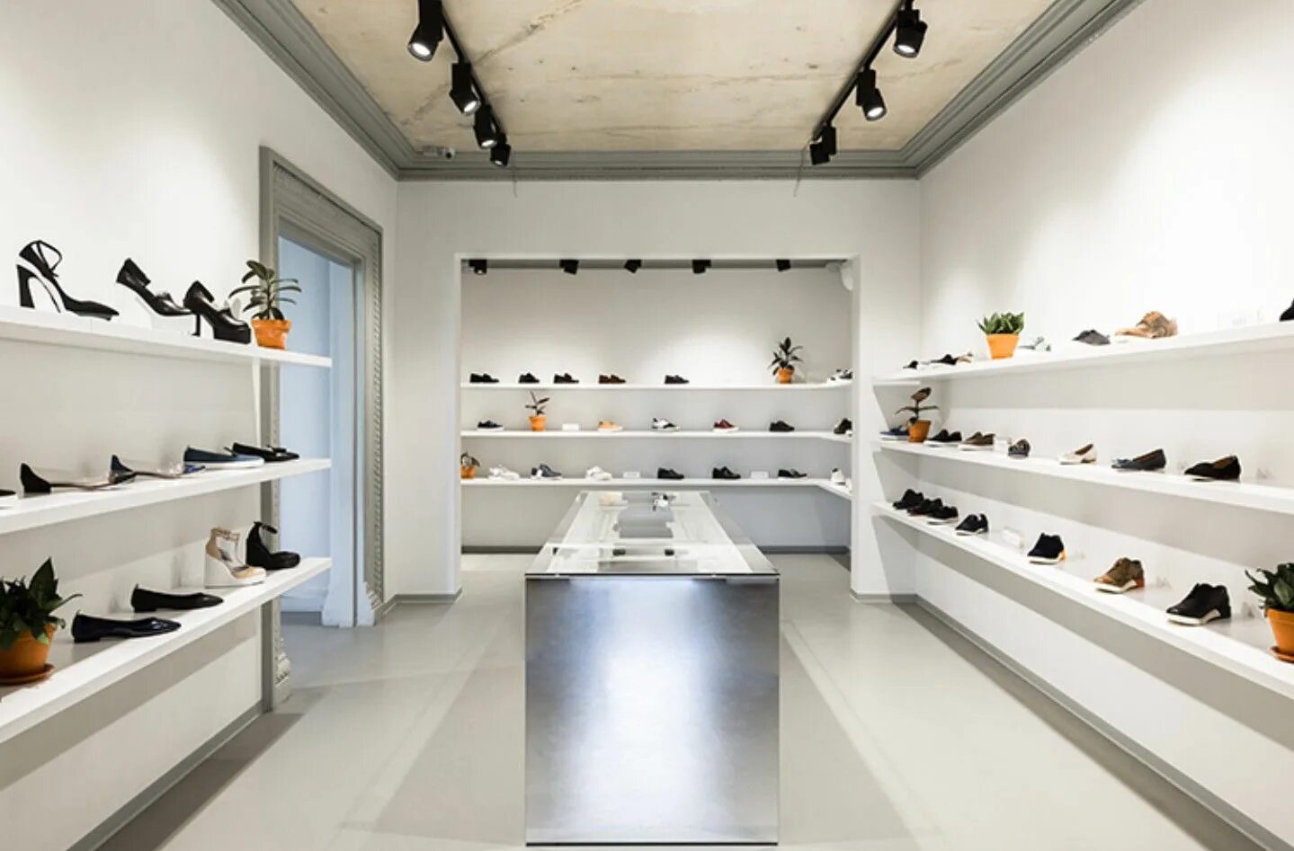 Интерьер магазина обуви. Магазин обуви. Магазин обуви тема. Обувь в коробке. Randevous обувь.