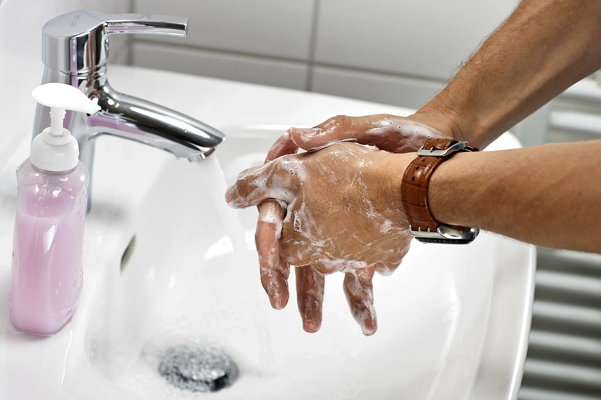 Мытье рук. Мытье рук с мылом. Гигиена рук. Мыть руки. Мою руки 3 минуты