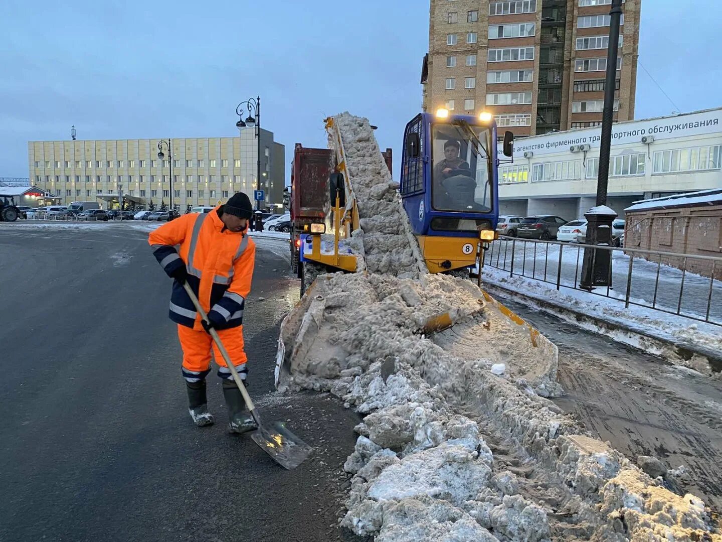 Уборка снега. Тротуар у дороги. Уборка снега Тюмень. Дорожная служба Тюмень.