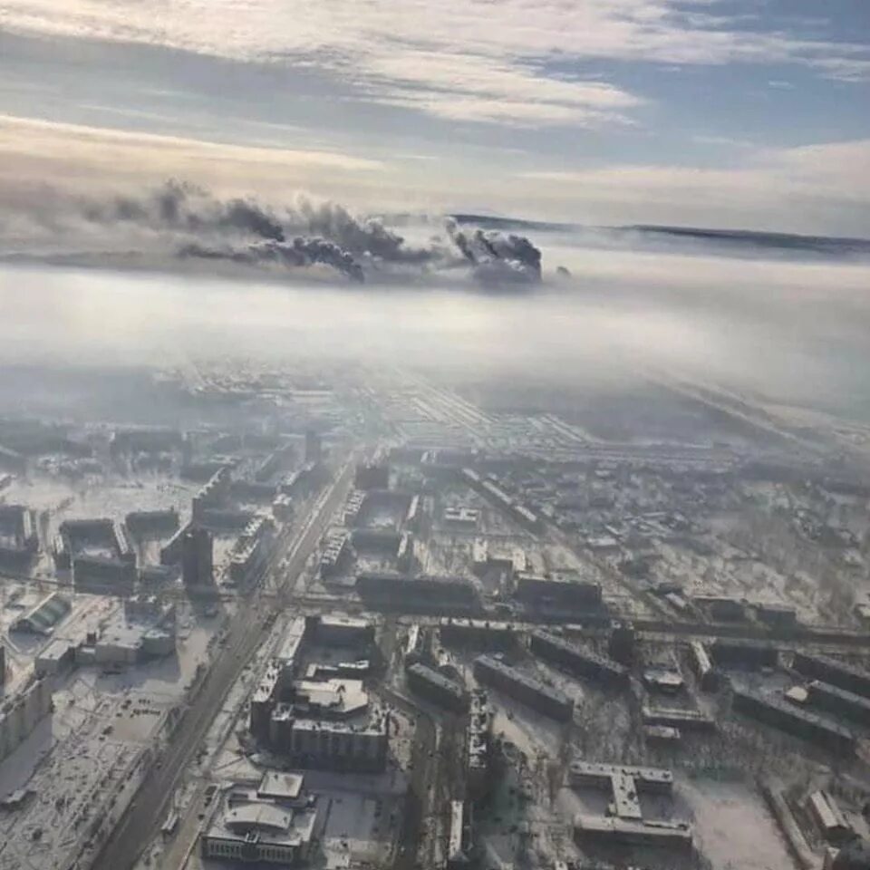 ночной иркутск с самолета. иркутск с птичьего полета. над городами иркутск.