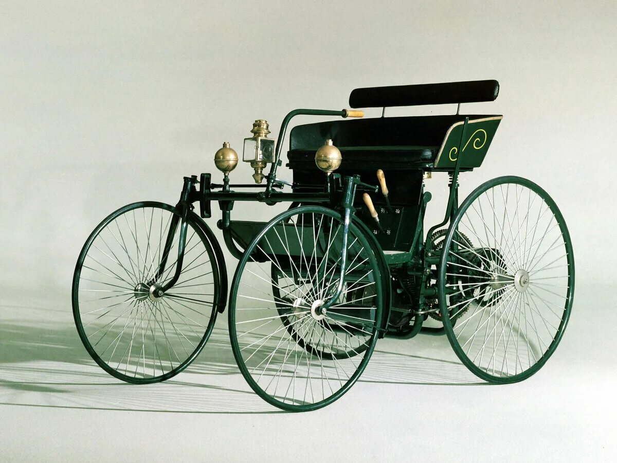 Первый автомобиль внутреннего сгорания. Готлиб Даймлер автомобиль 1889. Первый автомобиль Даймлера 1889. Готлиб Даймлер автомобиль 1895. Автомобиль Даймлера 1889 год.