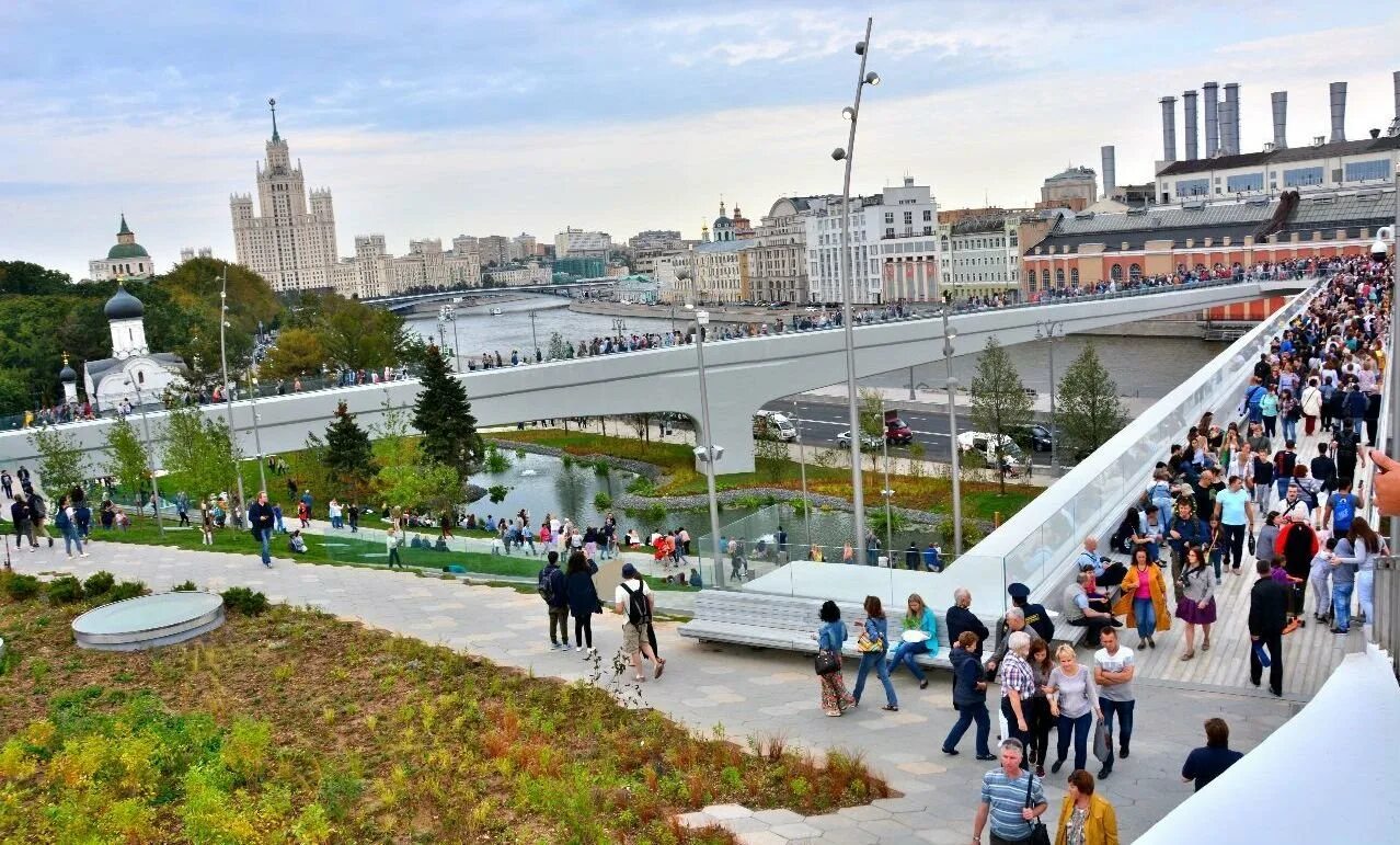 Места для прогулок в москве весной. Парк Зарядье. Парк Зарядье в Москве. Ландшафтный парк Зарядье. Площадь Зарядье парк в Москве.