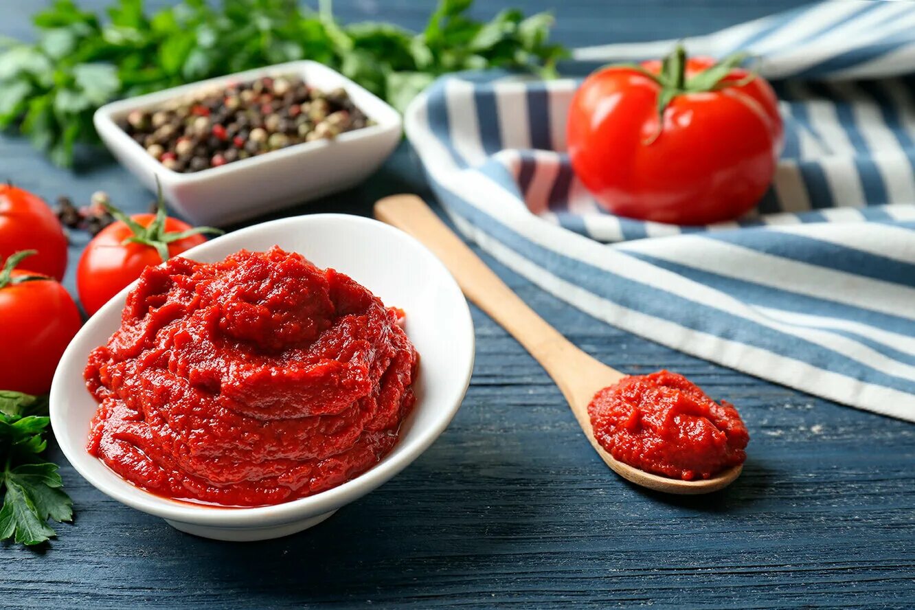 Домашний соус простой к мясу. Томатная паста Tomato paste. Базиликовый соус Суго. Томатная паста в тарелке. Соус кетчуп.