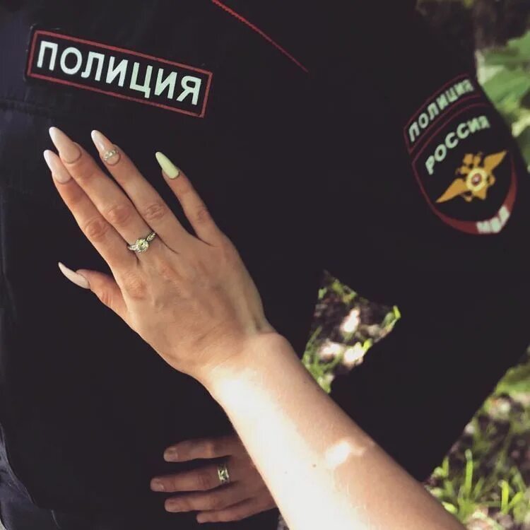 Пацаны в форме полиции. Рука полицейского и девушки. Полицейский со спины. Рука на полицейской форме. Парень и девушка полиция.