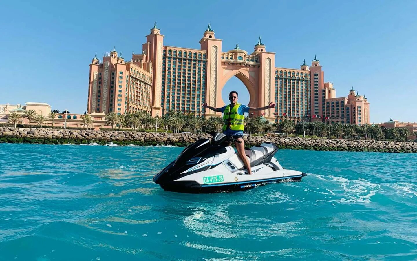 Можно пить в дубае. Ски Дубай. Jet Ski Dubai. Пальма Джумейра Дубай.