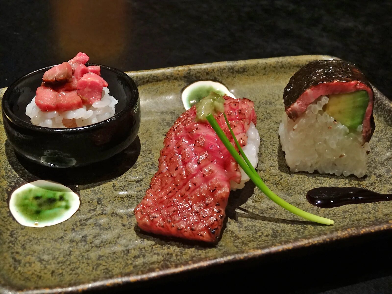 Что едят кроме мяса. Вагю Япония. Суши из Вагю. Суси Нарэдзуси. Суши ресторан.
