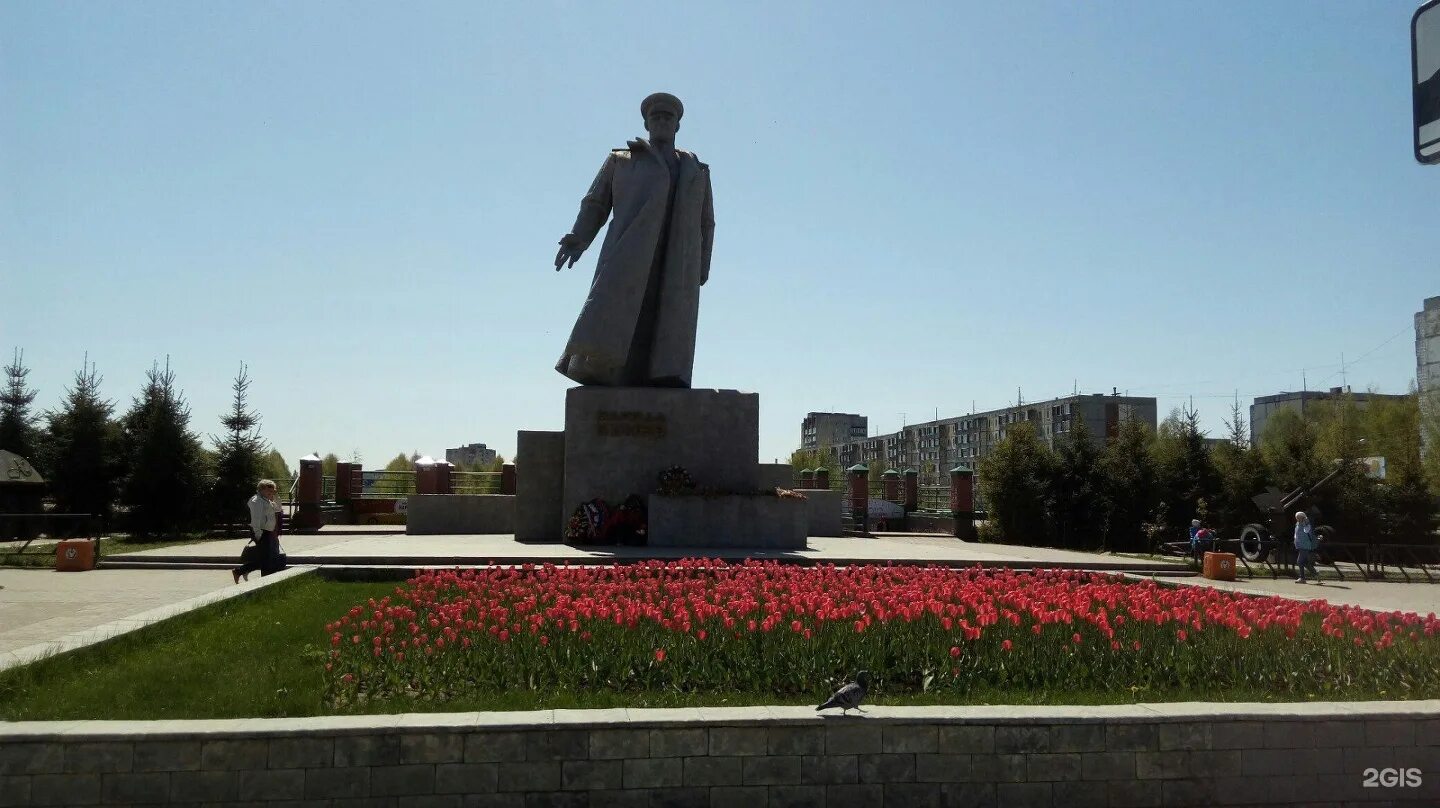 Какой памятник установить советский. Памятник маршалу Коневу Киров. Маршал Конев Киров памятник. Памятник Маршала Конева в Кирове. Площадь Конева в Кирове.